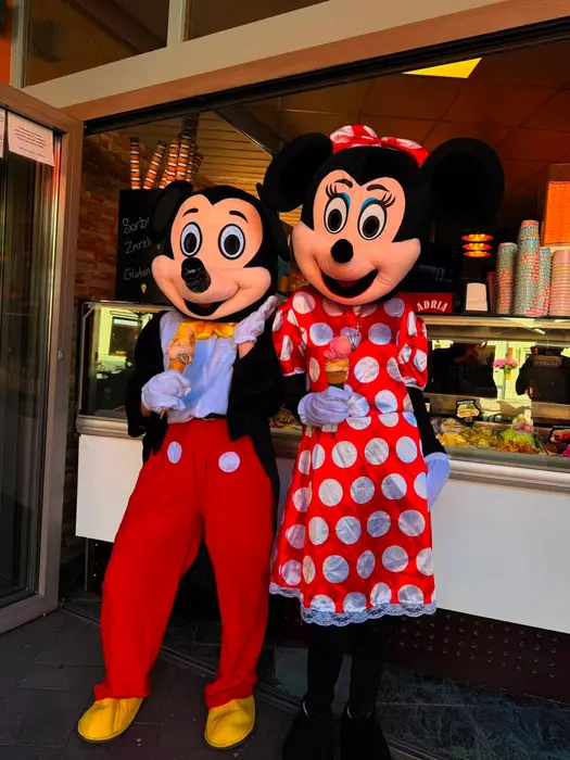 Maskoti Mickey a Minnie pred prevádzkou Adria Ice Caffe na Hlavnej ulici v Trnave