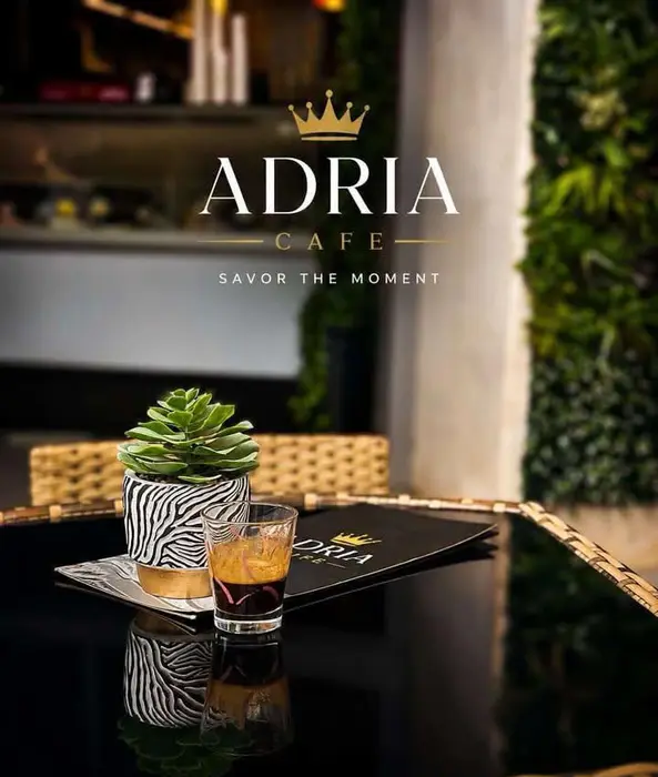 Espresso na stolíku v interiéri Adria Ice Caffe
