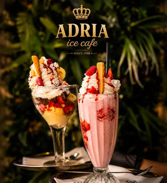 Zmrzlinový pohár a jahodový milkshake so šľahačkou a ovocím