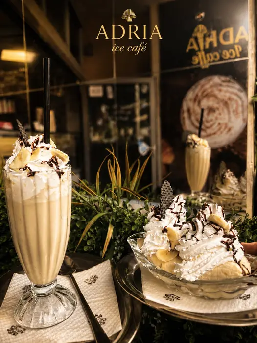Banánový milkshake a zmrzlinový pohár so šľahačkou