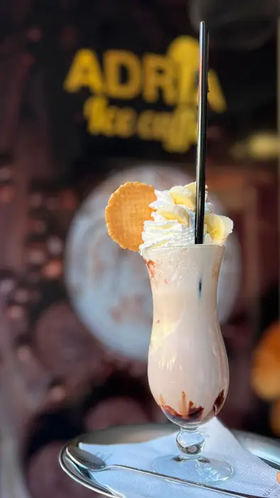 Milkshake so šľahačkou pred výkladom Adria Ice Caffe