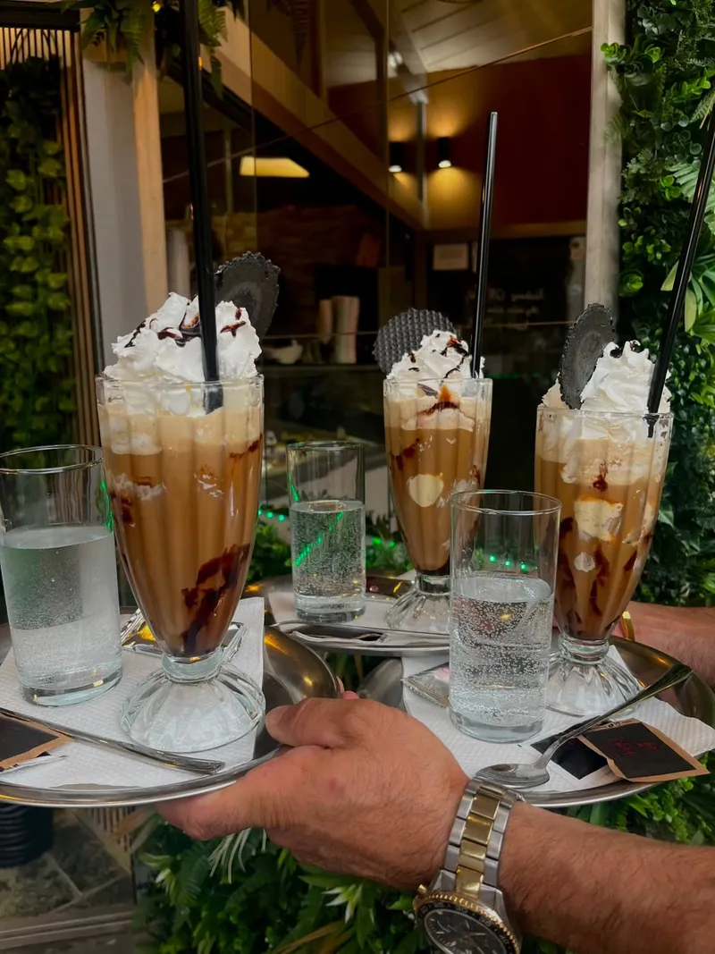 Tri ľadové kávy so šľahačkou na podnose v Adria Ice Caffe v Trnave